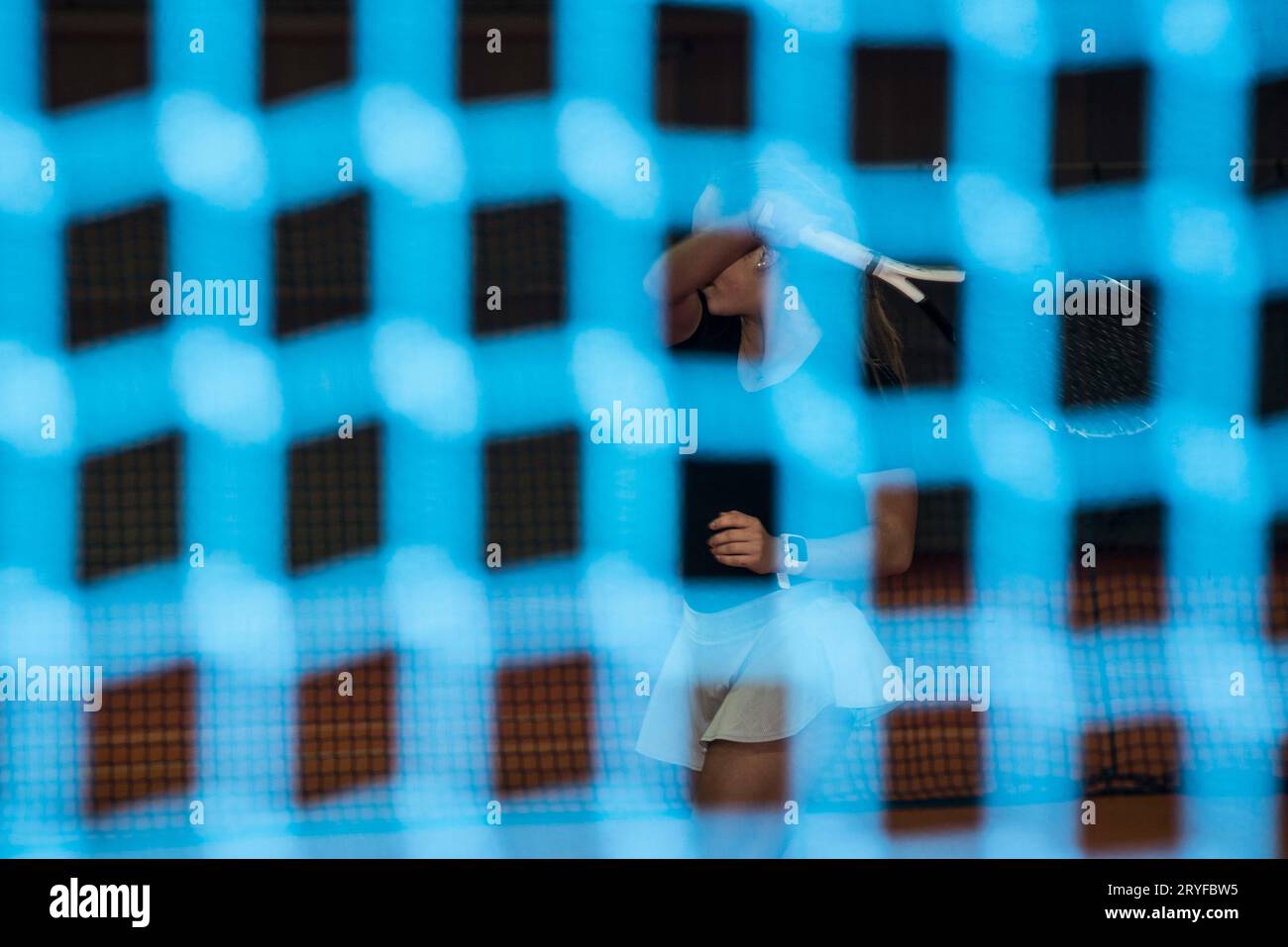 Jouer au tennis dans une salle de tennis Banque D'Images