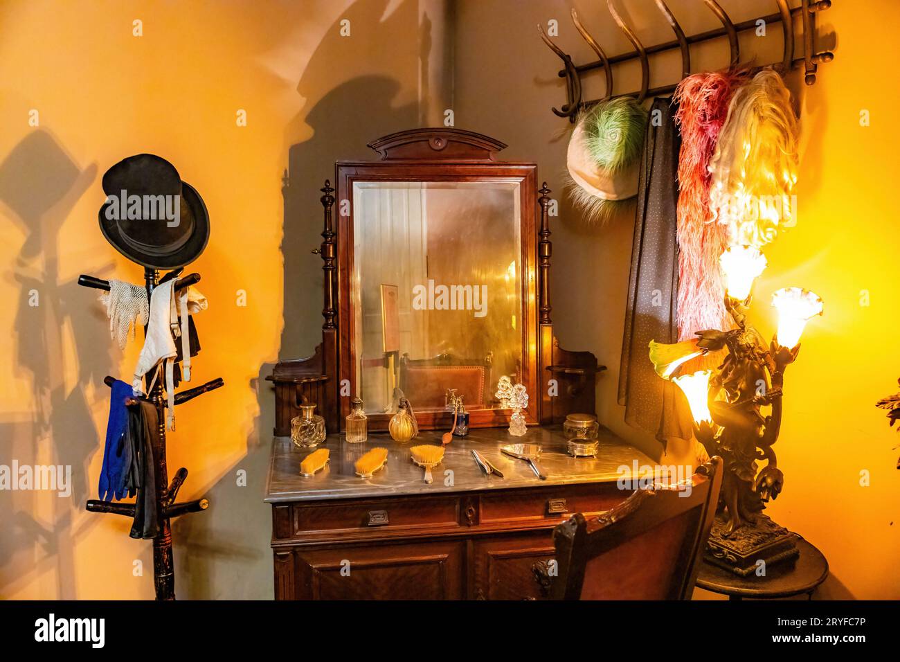 Salle de maquillage vintage théâtre sombre avec accessoires et fleurs Banque D'Images
