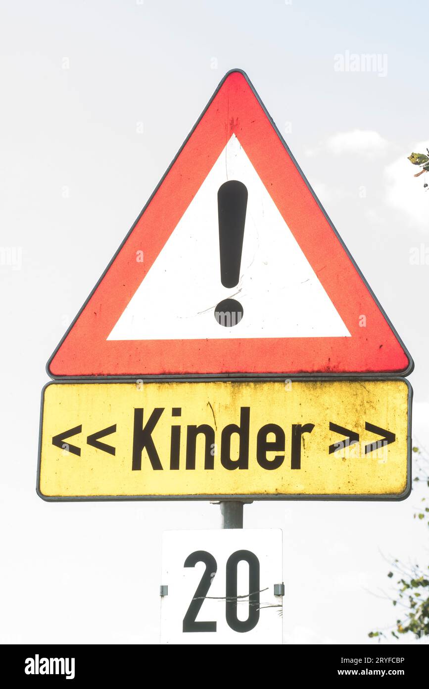 Attention enfants panneau de signalisation sur le chemin de l'école Banque D'Images