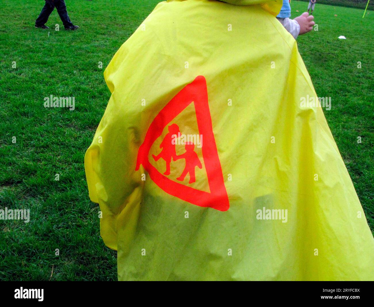 un panneau de signalisation routière attention enfants sur le chemin de l'école Banque D'Images