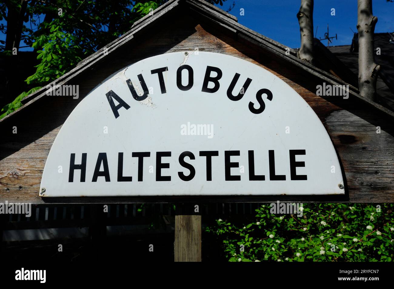 Un panneau d'arrêt de bus dans les transports en commun Banque D'Images