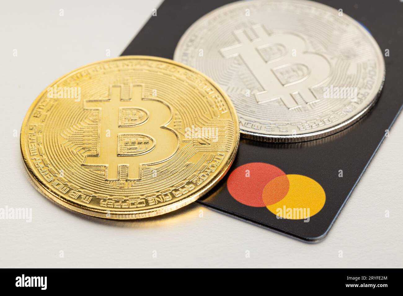 Galice, Espagne; 24 janvier 2022: Bitcoin crypto-monnaie et carte Mastercard sur table grise Banque D'Images