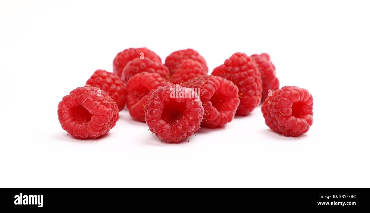 Framboises mûres rouges fraîches isolées sur blanc Banque D'Images
