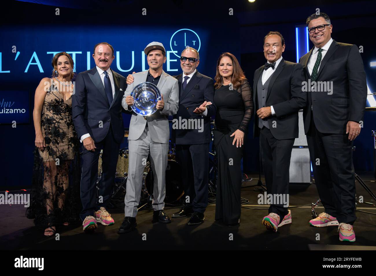 Miami Beach, États-Unis 29 septembre 2023. De gauche à droite, Ileana Musa, sol Trujillo, John Leguizano, Emilio Estefan, Gloria Estefan, Oscar Munoz et Gary Acosta rendent hommage à John Leguizamo au gala de leadership l'ATTITUDE à Fontainebleau Miami Beach le 29 septembre 2023 à Miami Beach, Floride (photo de Michele Eve Sandberg/Sipa USA) crédit : SIPA USA/Alamy Live News Banque D'Images