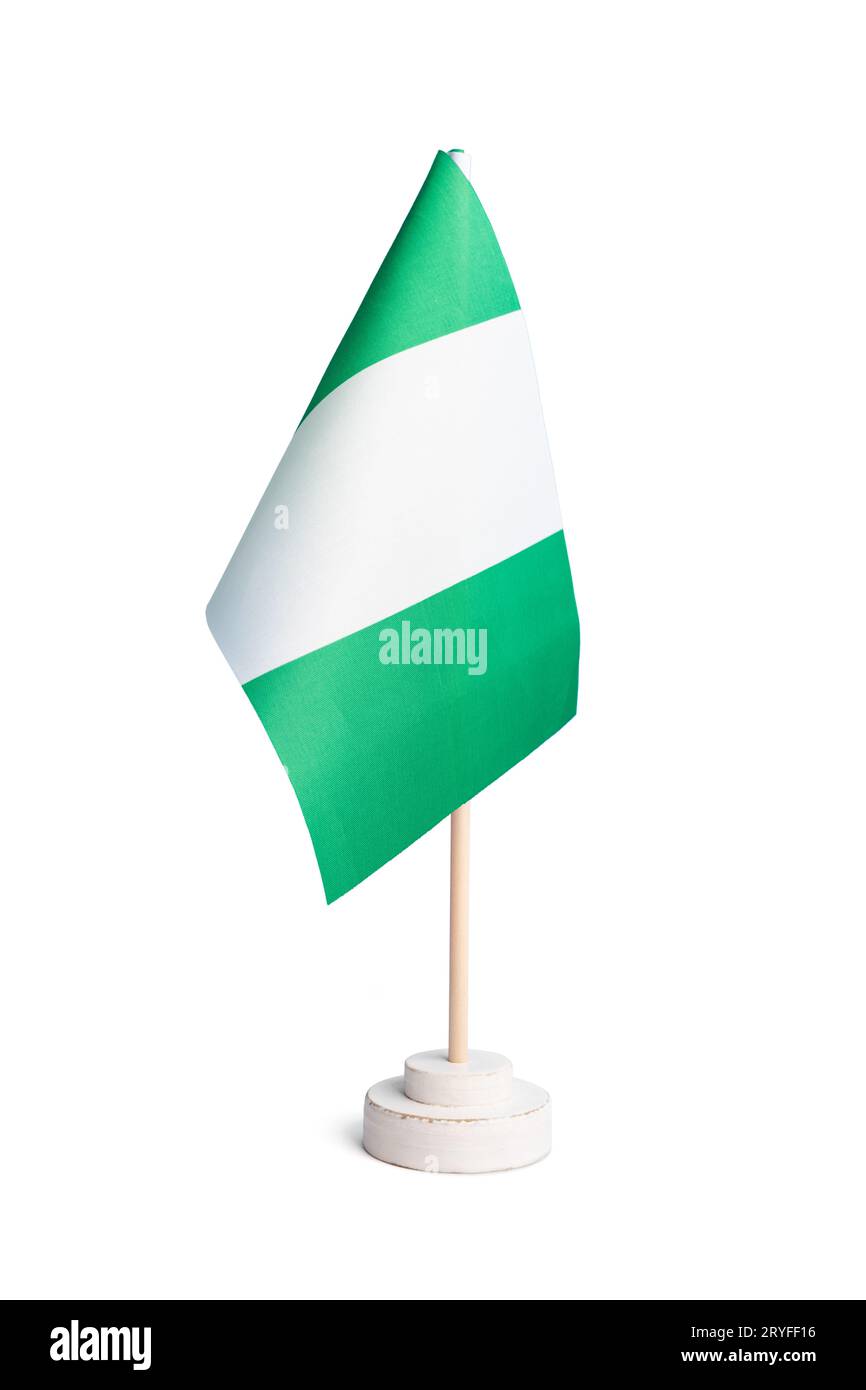 Petit drapeau de table du Nigeria isolé sur fond blanc Banque D'Images