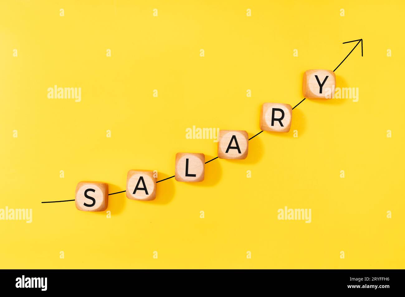 Concept d'augmentation de salaire. Flèche montante et mot sur des blocs de bois sur fond jaune. Copier l'espace Banque D'Images