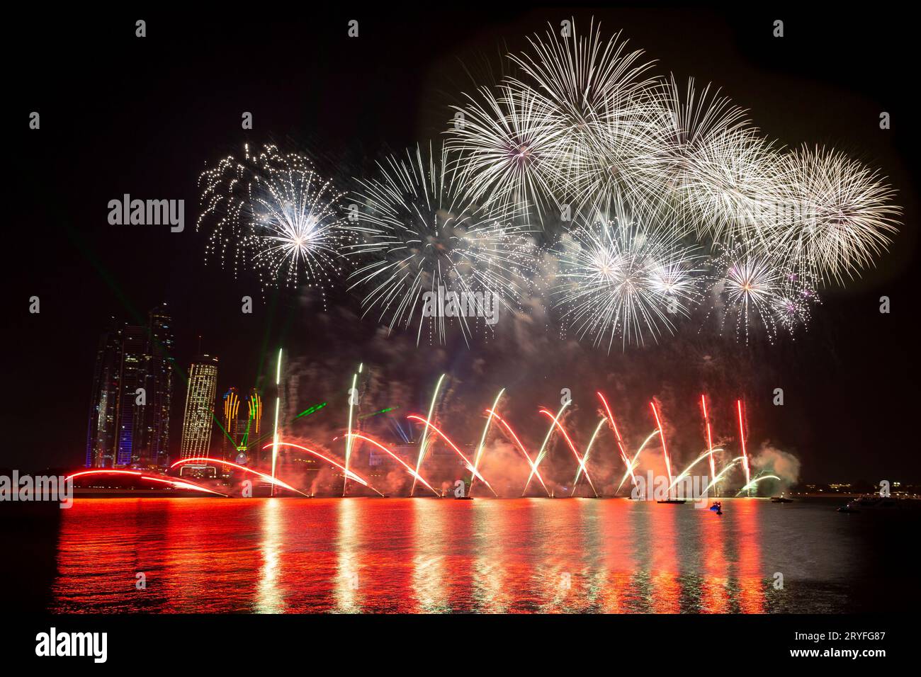 Feux d'artifice illuminant le ciel dans le cadre des célébrations de la 50e Journée nationale des Émirats arabes Unis à Abu Dhabi Banque D'Images