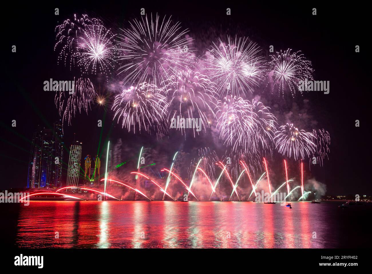 Feux d'artifice illuminant le ciel dans le cadre des célébrations de la 50e Journée nationale des Émirats arabes Unis à Abu Dhabi Banque D'Images