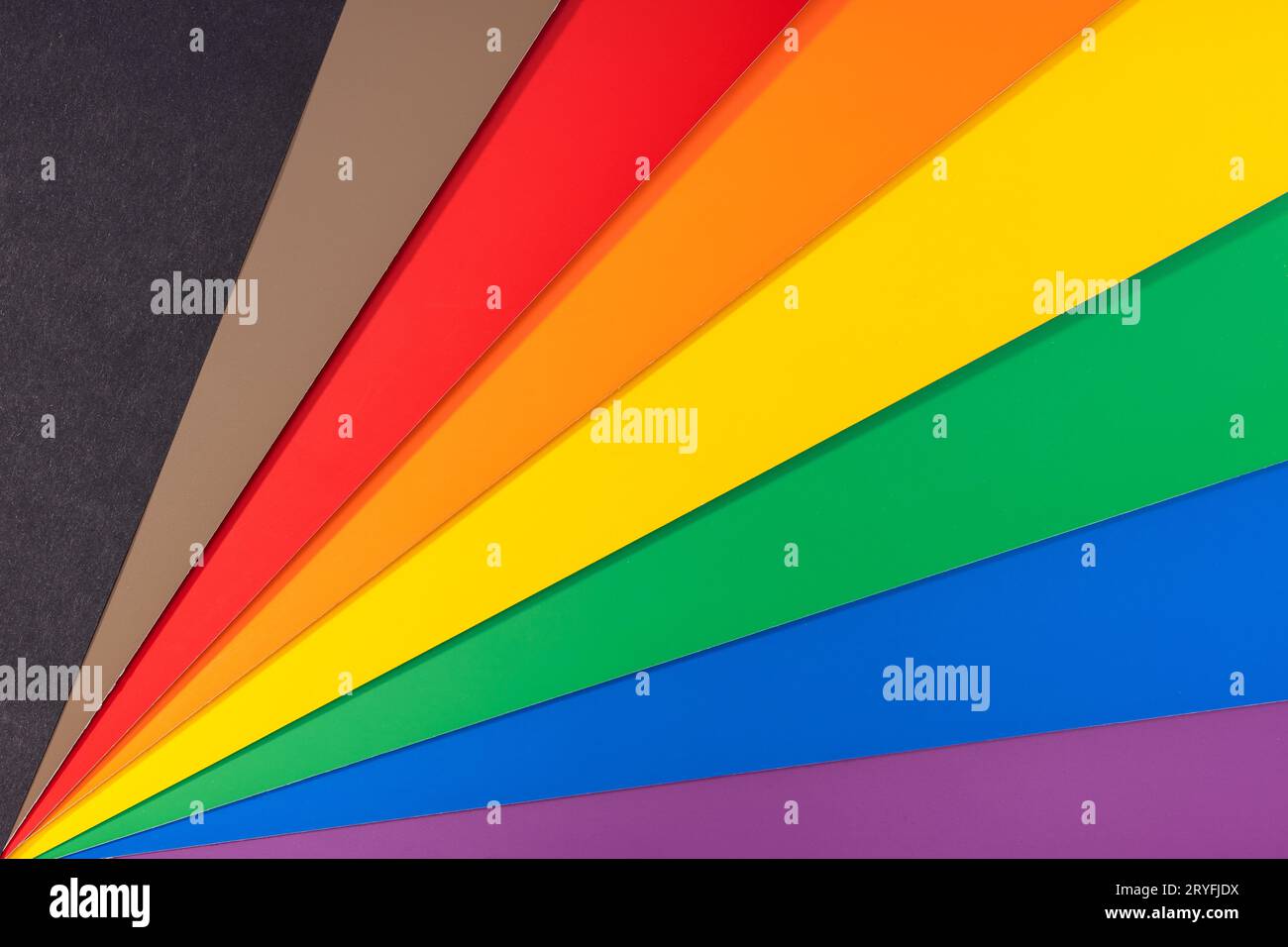 Nouveau drapeau arc-en-ciel LGBT avec bandes noires et brunes. Groupe de carton coloré. Drapeau de fierté gay Banque D'Images