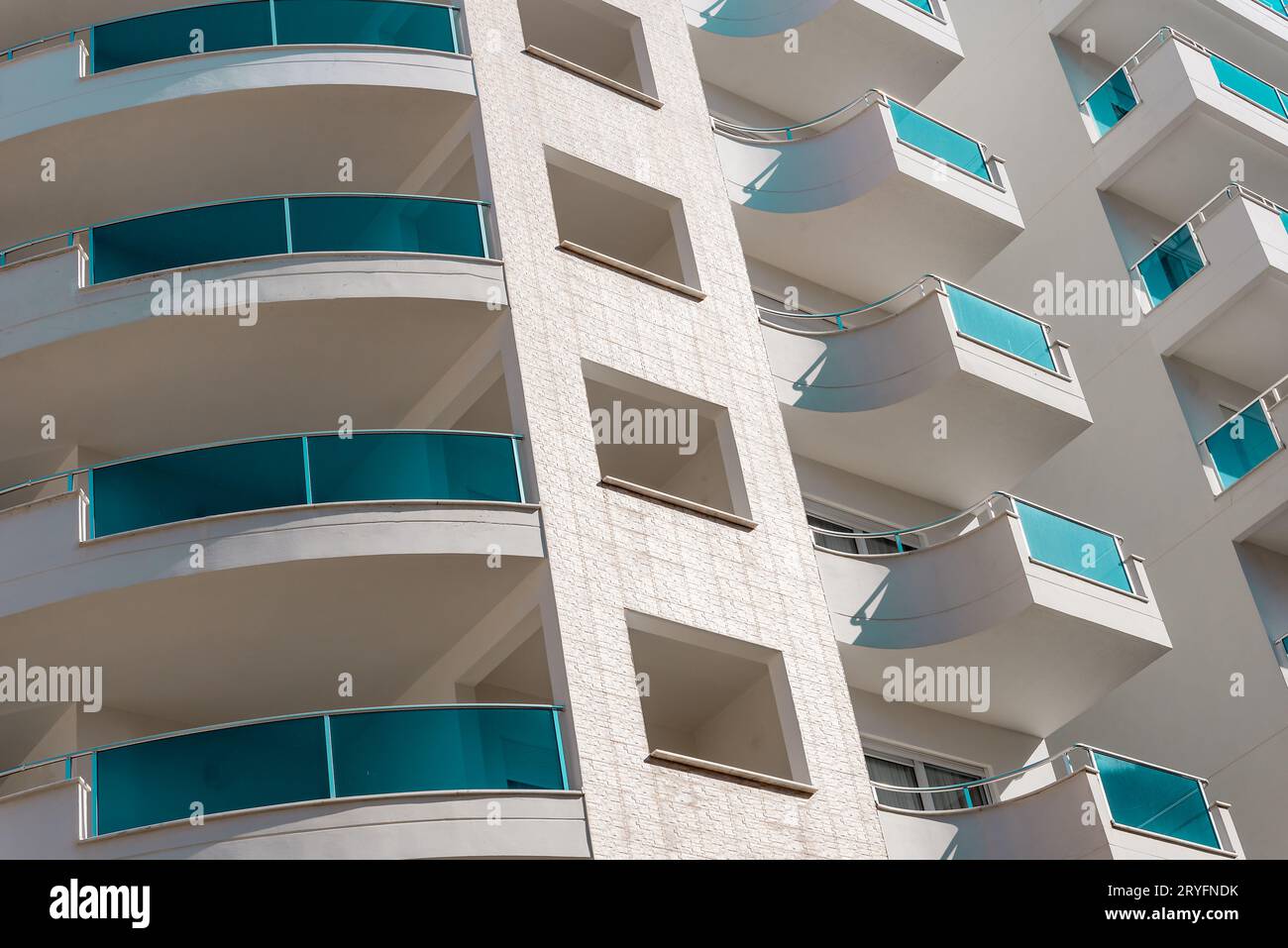 Image de fond d'une partie de la façade avec balcons et fenêtres. Banque D'Images