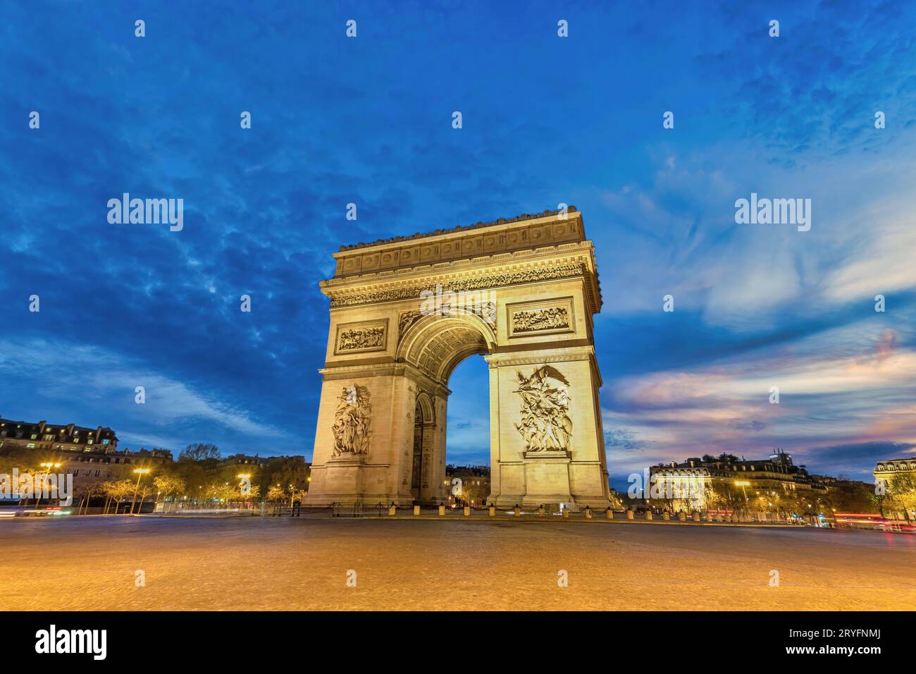 Paris France vue nocturne de la ville à l'Arc de Triomphe et aux champs Elysées Banque D'Images