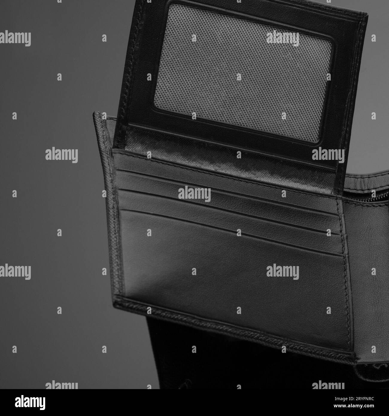 Gros plan d'un portefeuille en cuir à la mode sur un fond sombre Banque D'Images