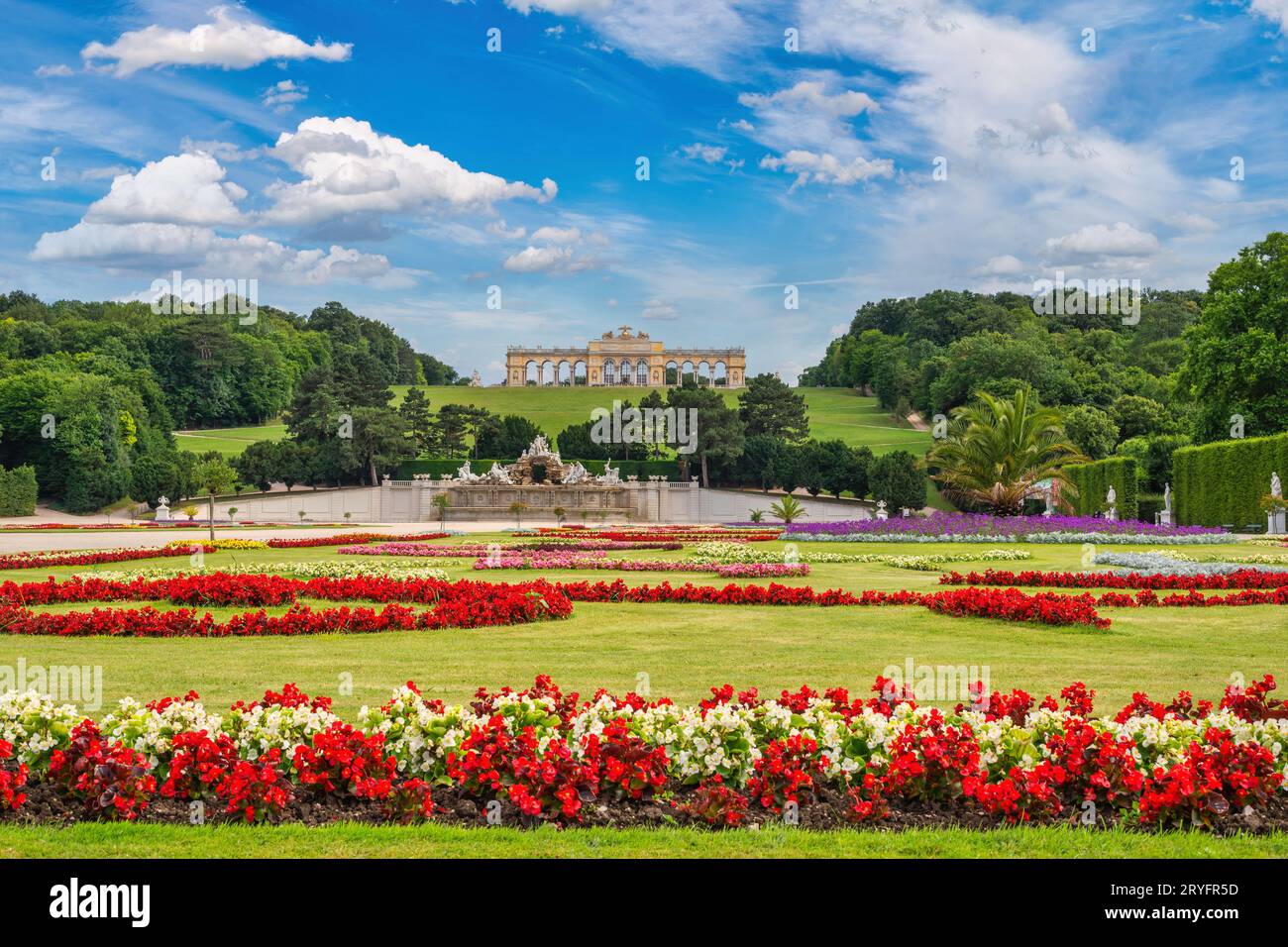 Vienne, Autriche - 24 juin 2015 : vue sur la ville à Gloriette et au jardin de Schönbrunn Banque D'Images