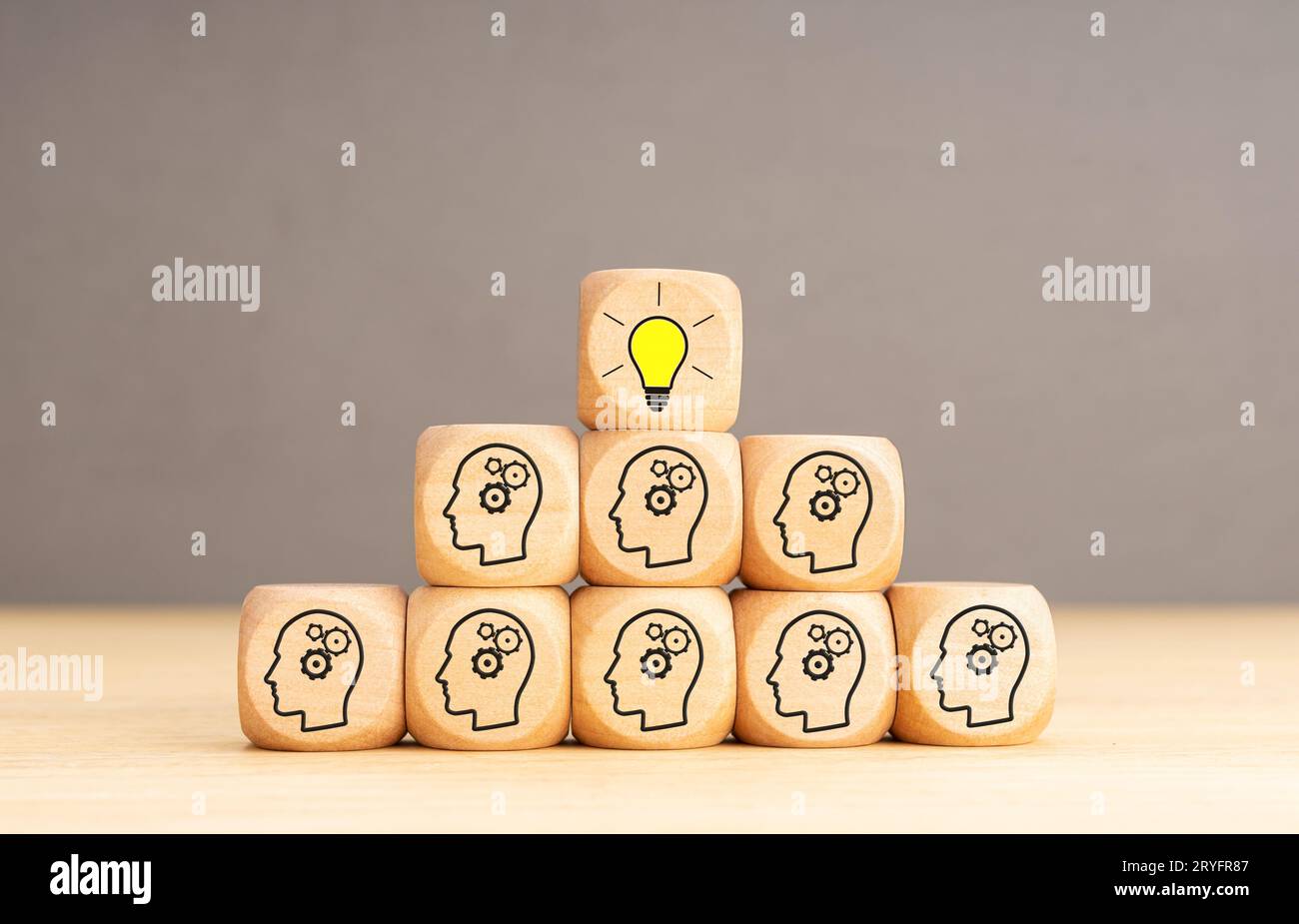 Équipe idée créative ou concept d'idée innovante. Processus de brainstorming. Blocs en bois avec icône de tête d'engrenage empilés dans l'escalier pyramidal Banque D'Images