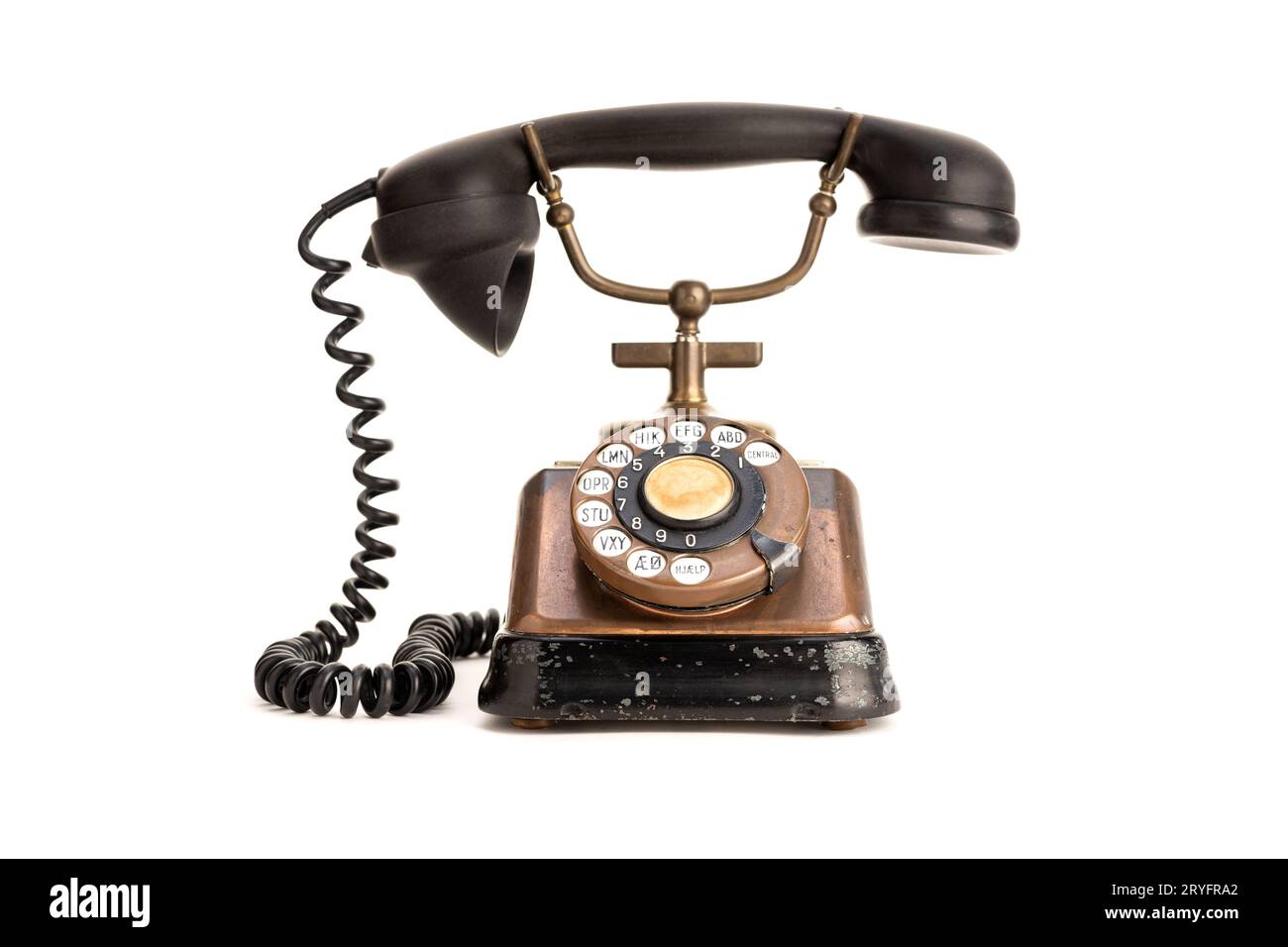 Ancien téléphone en cuivre avec combiné bakélite isolé sur fond blanc. 30s téléphone Banque D'Images