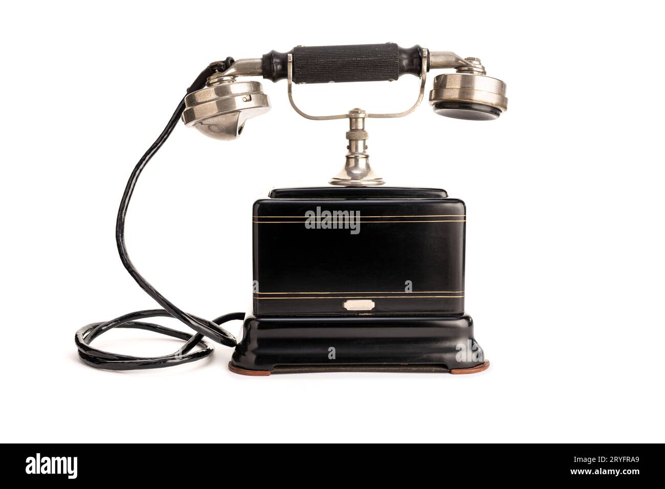 Téléphone antique avec combiné métallique isolé sur fond blanc. Modèle, maquette Banque D'Images