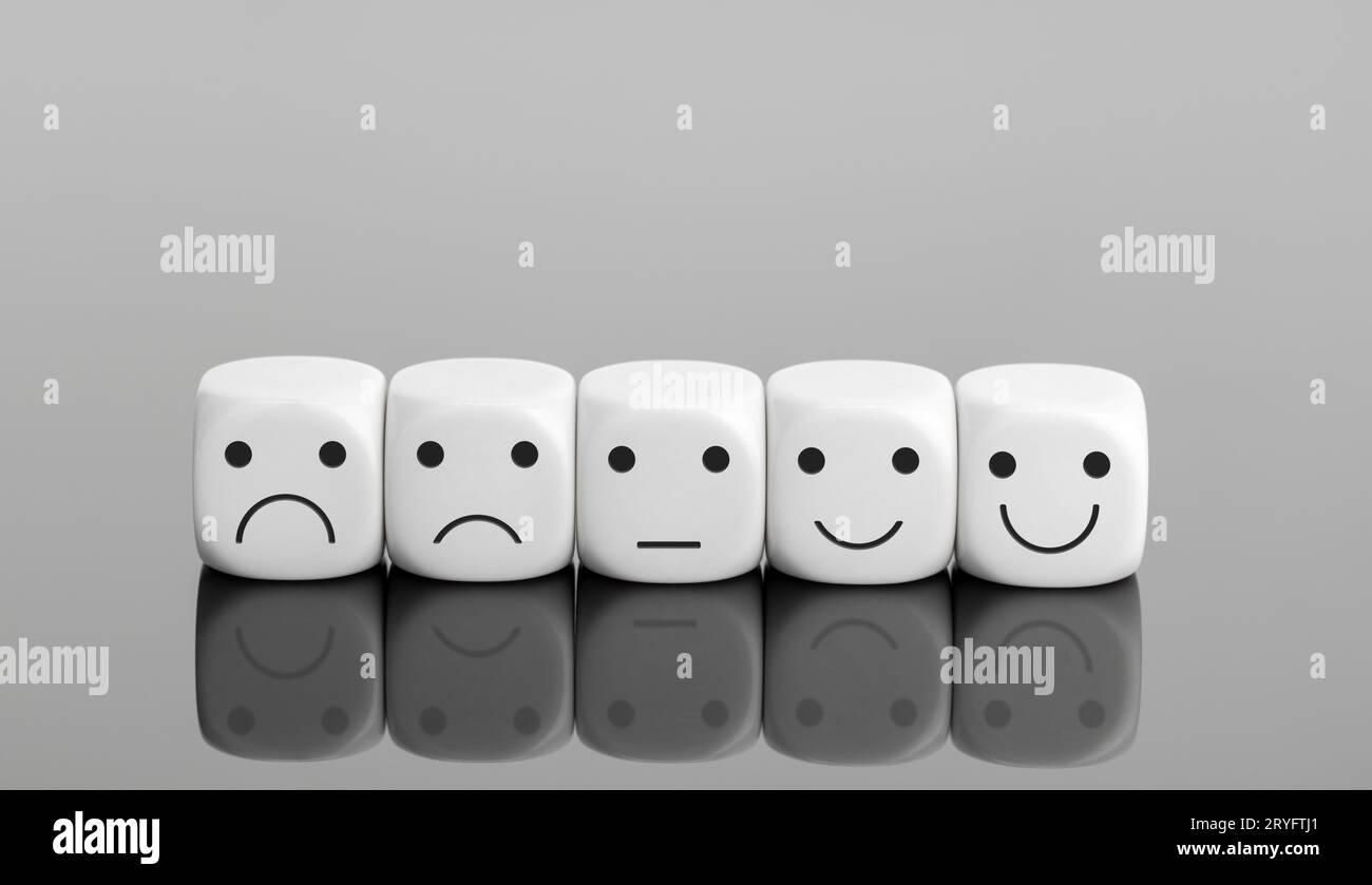 Commentaires sur le service utilisateur, évaluation des avis clients, sondage, concept d'enquête de satisfaction. Blocs blancs avec expressions faciales. Copier spa Banque D'Images Commentaires sur le service utilisateur, évaluation des avis clients, sondage, concept d'enquête de satisfaction. Blocs blancs avec expressions faciales. Copier spa Banque D'Images