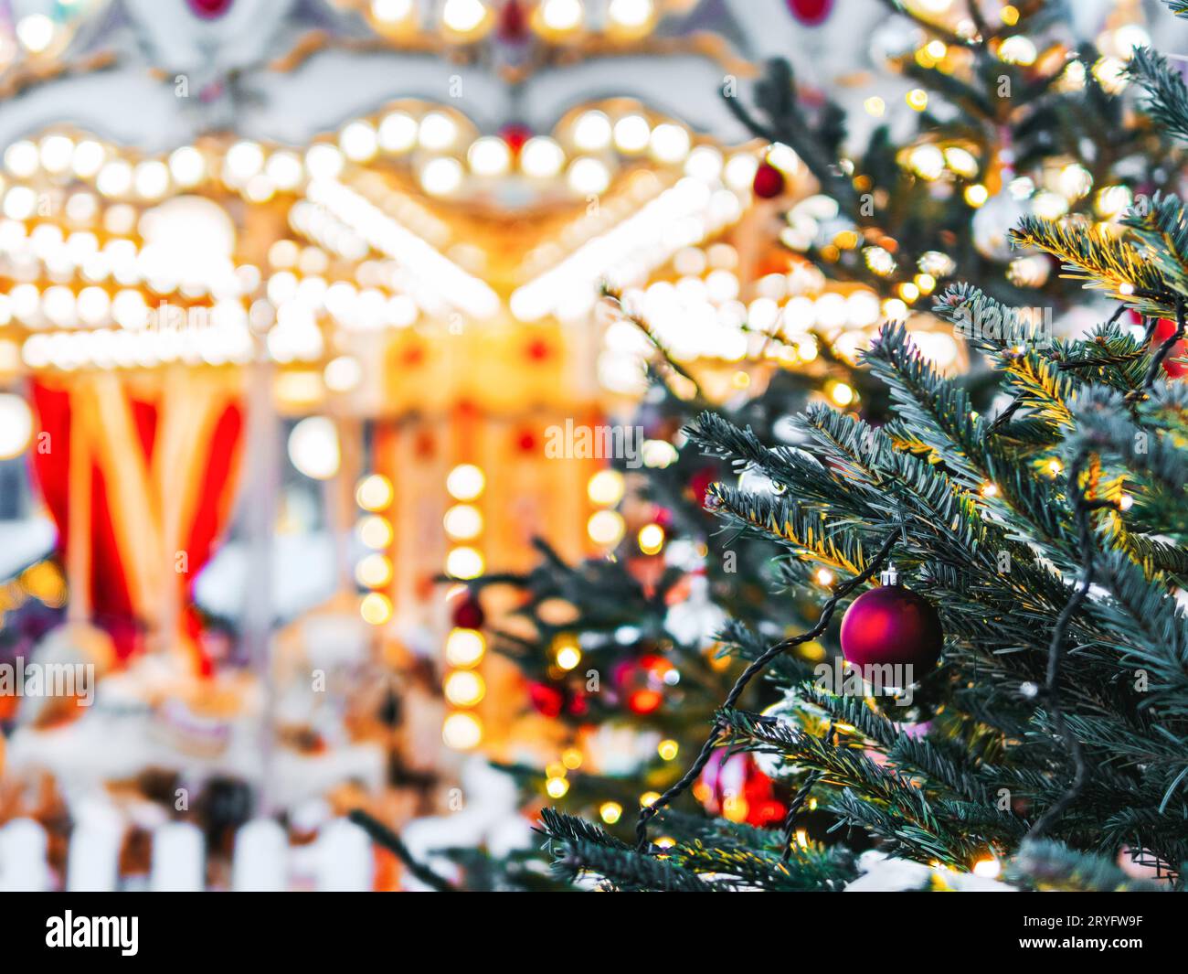Sapin de Noël, carrousel flou joyeux rond Banque D'Images