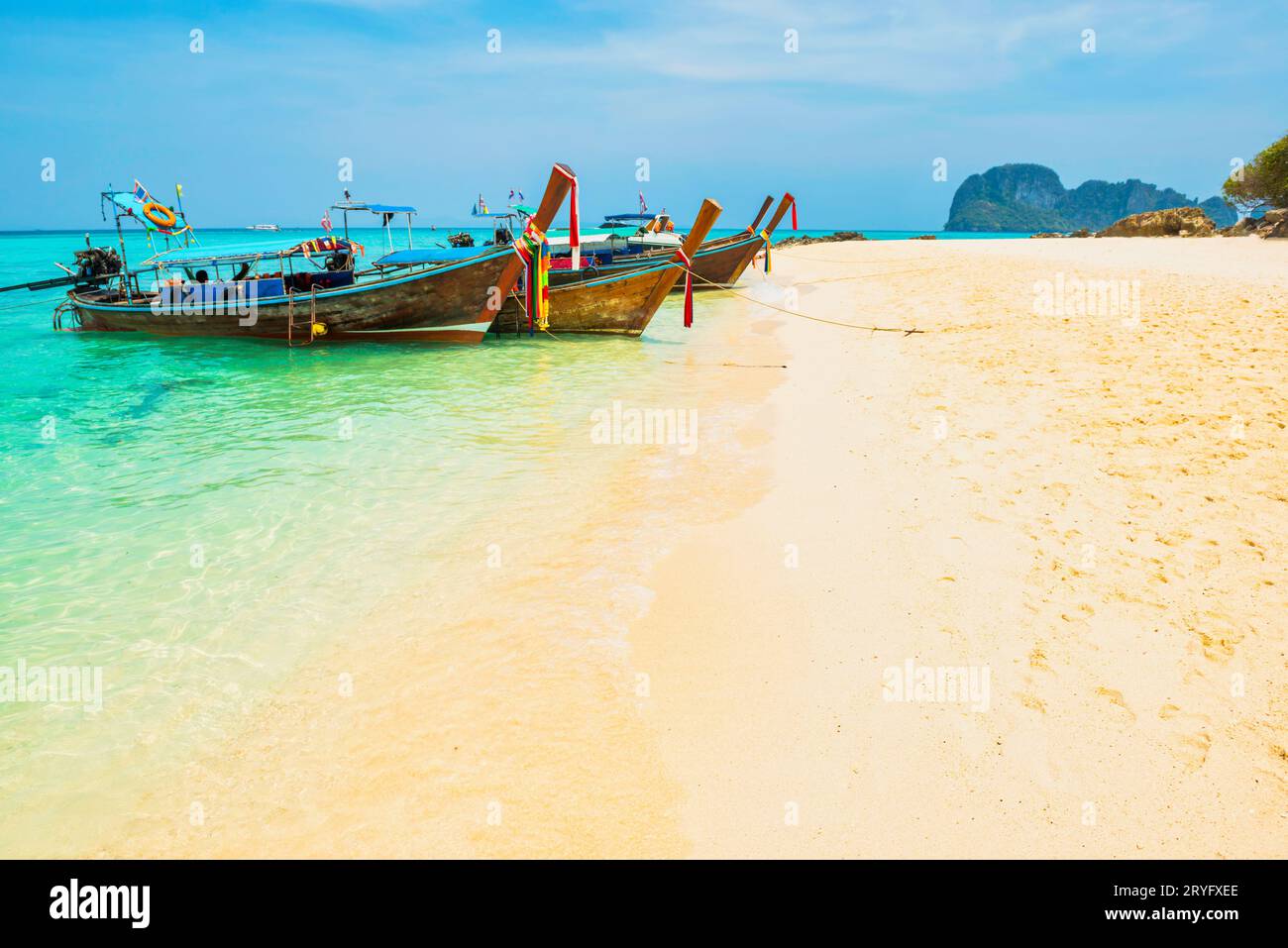 Paysage de plage de mer avec bateaux Banque D'Images