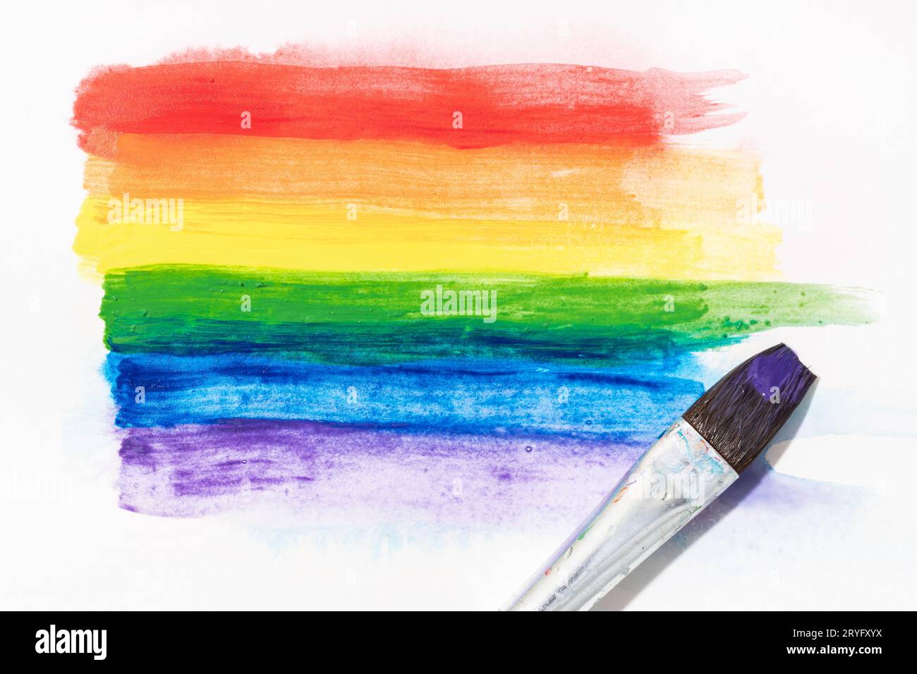 Drapeau de fierté arc-en-ciel peint à la main avec aquarelles et pinceau isolé sur papier blanc toile. Arrière-plan du drapeau LGBT Rainbow Banque D'Images