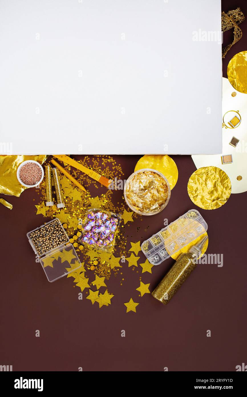 Procédé pour dorer de l'or. Technique artistique de la dorure et matériaux et outils pour la dorure sur la vue de dessus de table. Maquette de feuille de papier blanc Banque D'Images