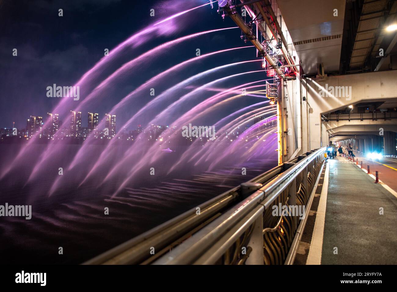 Banpo Bridge Moonlight Rainbow Fountain sur le fleuve Han à Séoul, capitale de la Corée du Sud, le 30 septembre 2023 Banque D'Images