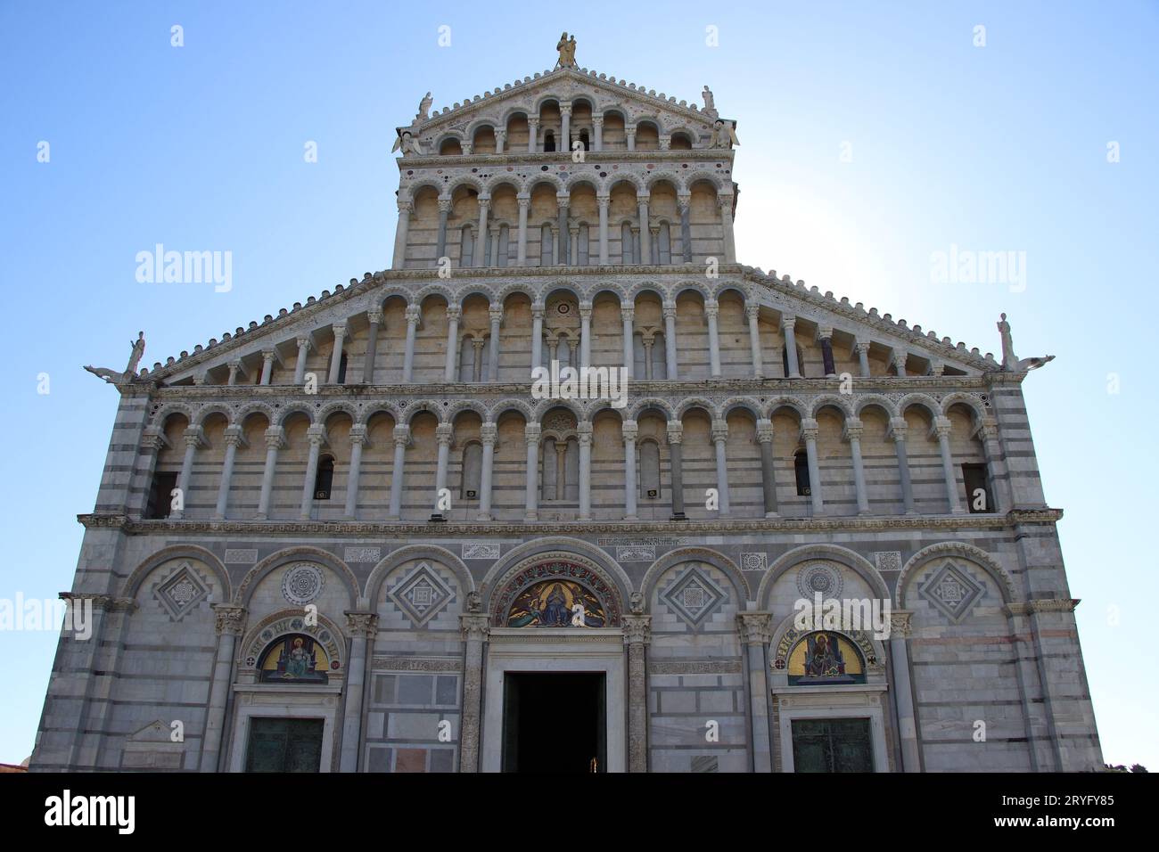 La cathédrale de l'archidiocèse de Pise (Duomo di Pisa) sur la Piazza dei Miracoli. Le siège de l'évêque est la cathédrale de l'Assomption Banque D'Images