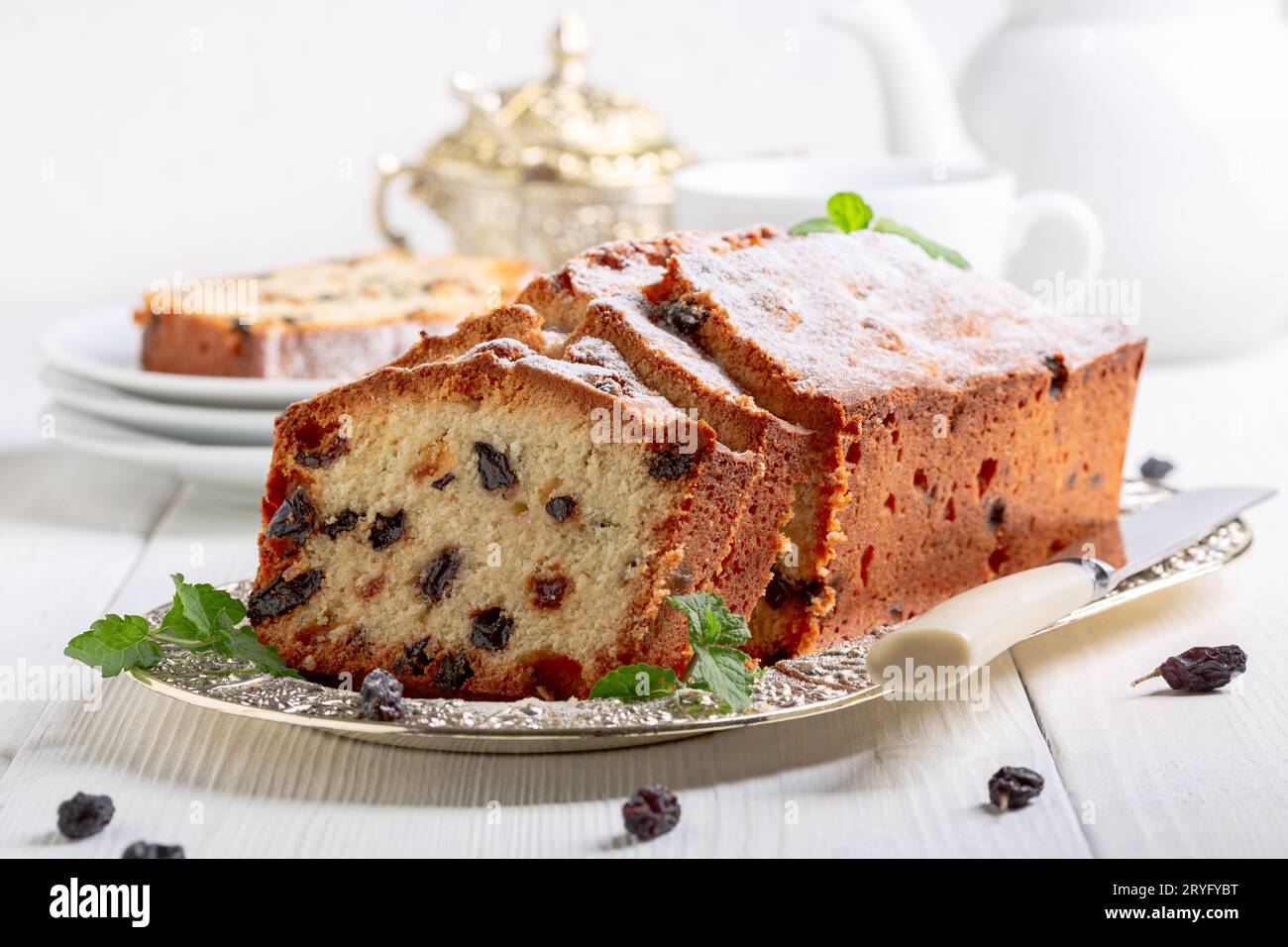 Gâteau aux fruits maison avec raisins secs. Banque D'Images