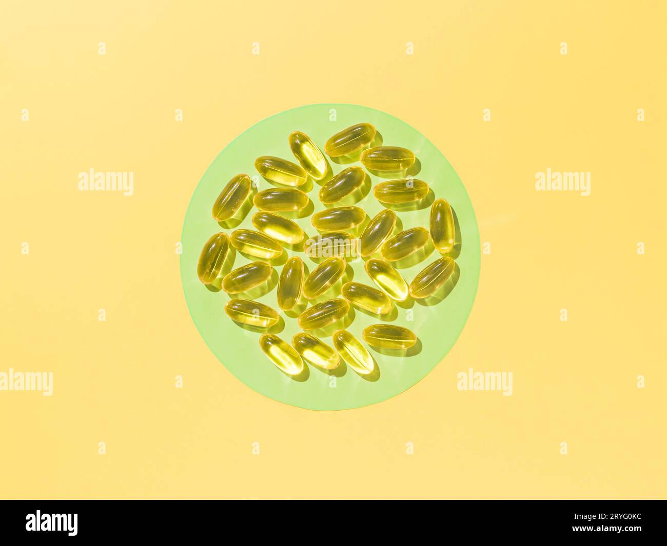 Capsules de vitamine D3 ou d'oméga, à plat Banque D'Images