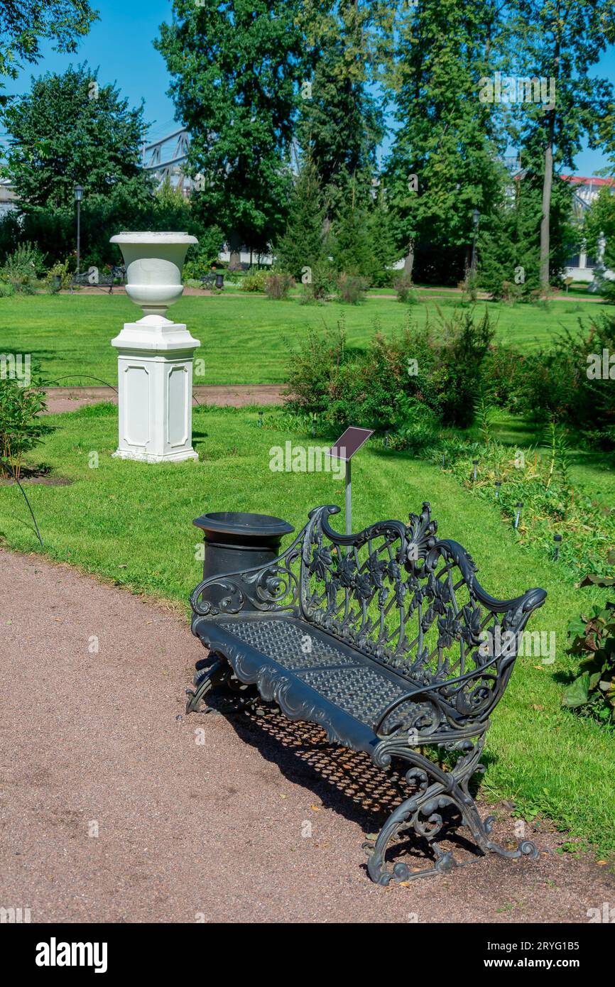 Banc de jardin décoratif en fonte ajourée dans le parc Banque D'Images