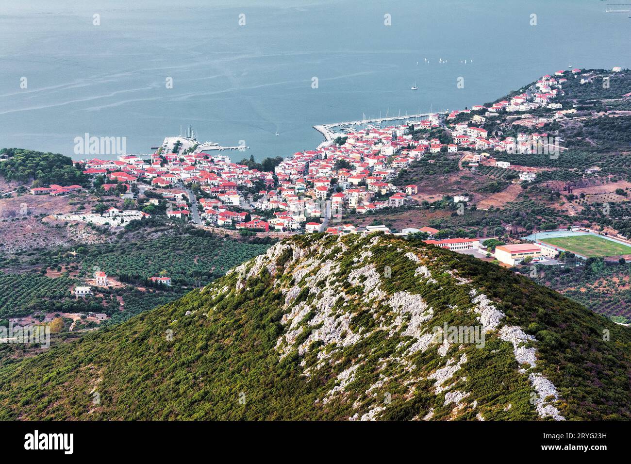 Vue sur le village emblématique de Pylos au cœur de la préfecture de Messénie, Péloponnèse, Grèce. Banque D'Images