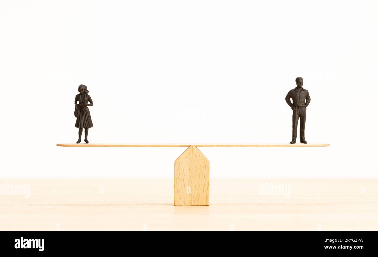 Concept d'égalité entre les sexes. Homme et femme, figurine sur une balançoire de mer. Copier l'espace Banque D'Images