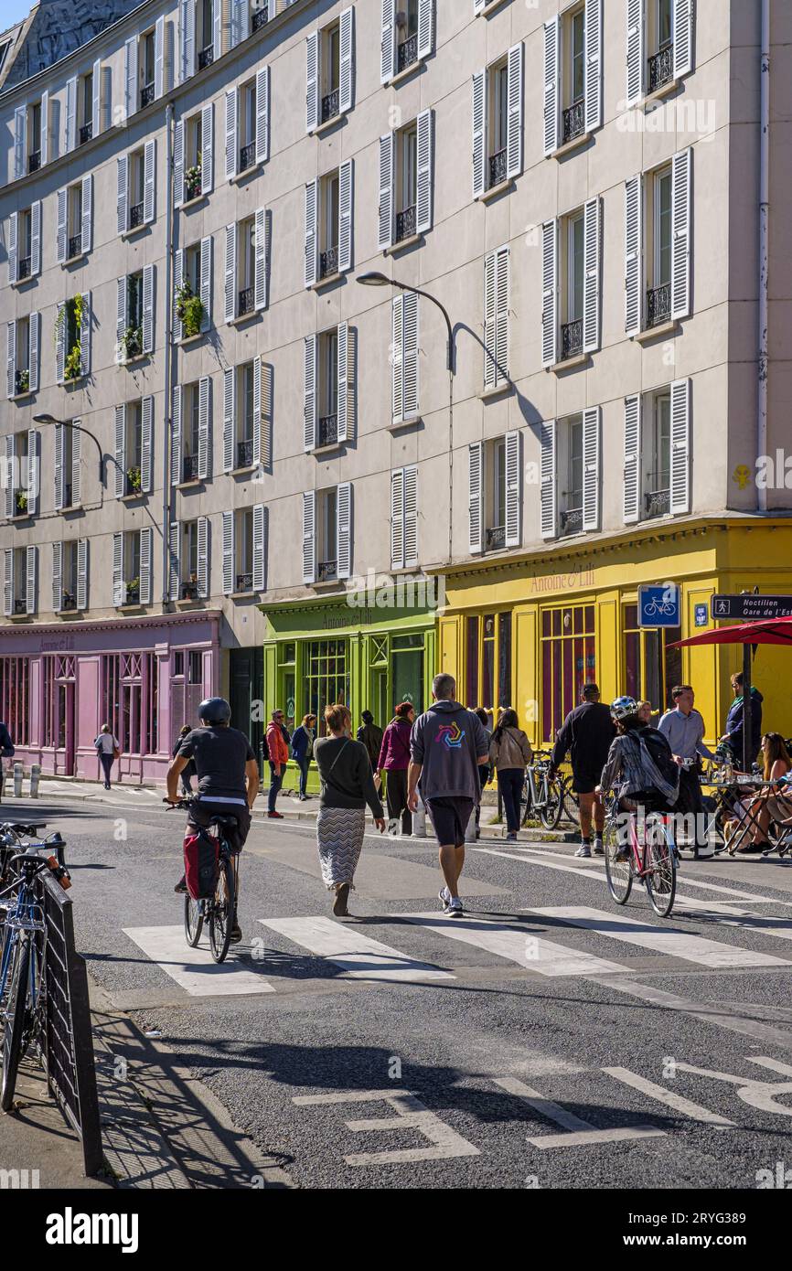 FRANCE. PARIS (75) QUARTIER XEME. CANAL SAINT-MARTIN. LES BÂTIMENTS DU QUAI DE VALMY ET LES FAÇADES COLORÉES DES MAGASINS ANTOINE ET LILI Banque D'Images