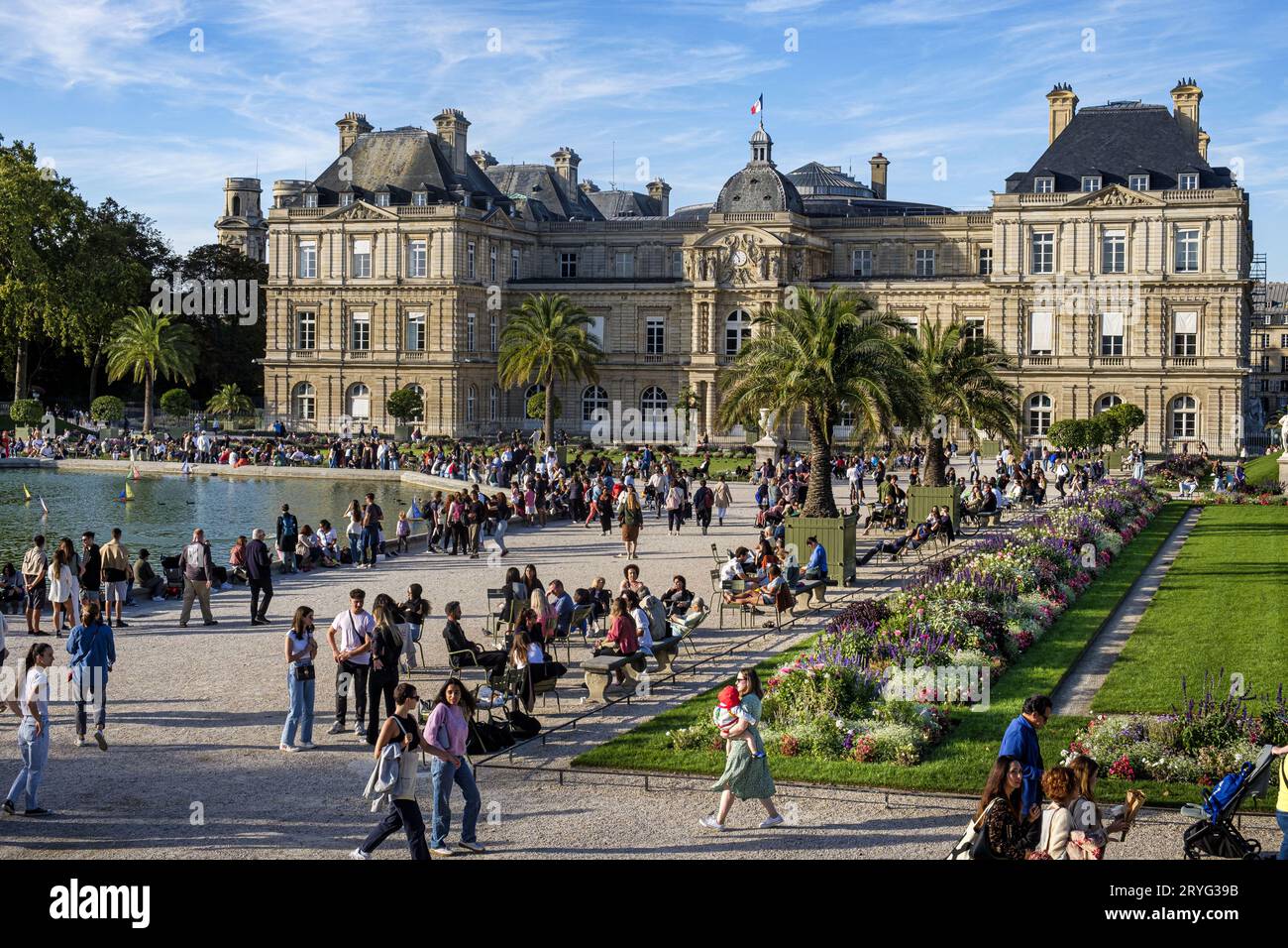 FRANCE. PARIS (75) (6E ARRONDISSEMENT) JARDIN DU LUXEMBOURG. EN ARRIÈRE-PLAN : LE PALAIS DU LUXEMBOURG, SIÈGE DU SÉNAT Banque D'Images