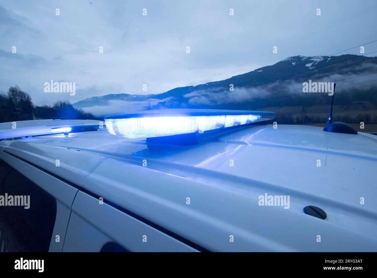 Une ambulance avec lumière bleue Banque D'Images