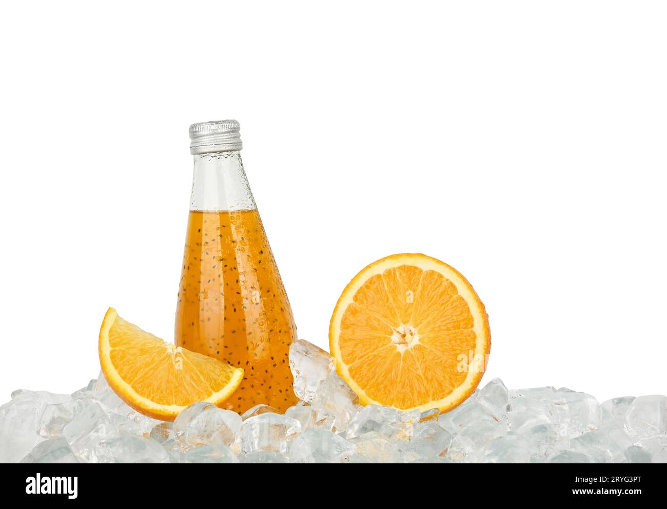 Une bouteille de verre de boisson à l'orange sur glace Banque D'Images