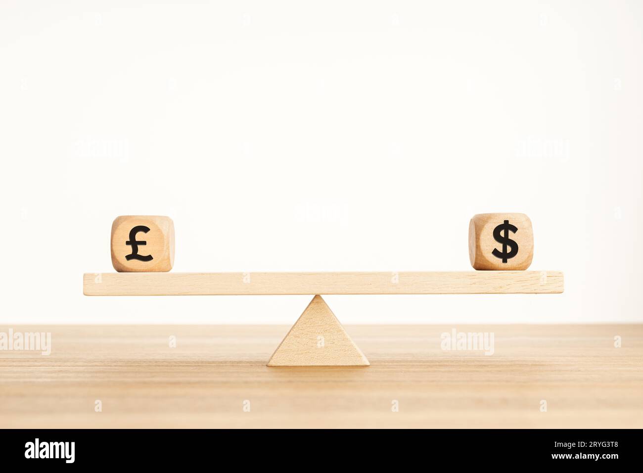 Concept de parité livre et dollar. Symbole Sterling et dollar américain sur un cube en bois sur une balançoire de mer. Copier l'espace Banque D'Images