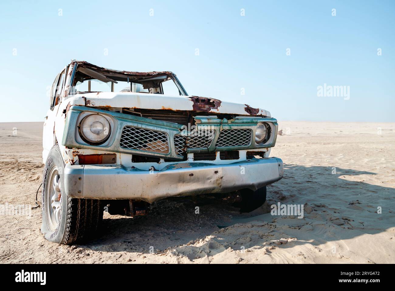 Une vieille voiture abandonnée dans le désert aux Émirats arabes Unis Banque D'Images