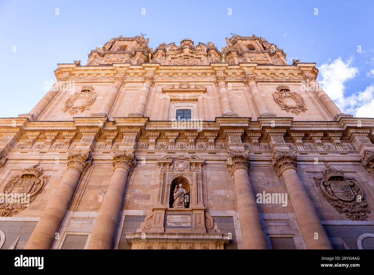 Salamanque, Espagne, 06.10.21. La Clerecia église baroque trois sections façade de bâtiment avec la niche avec l'image de San Ignacio de Loyola, Salamanca Banque D'Images