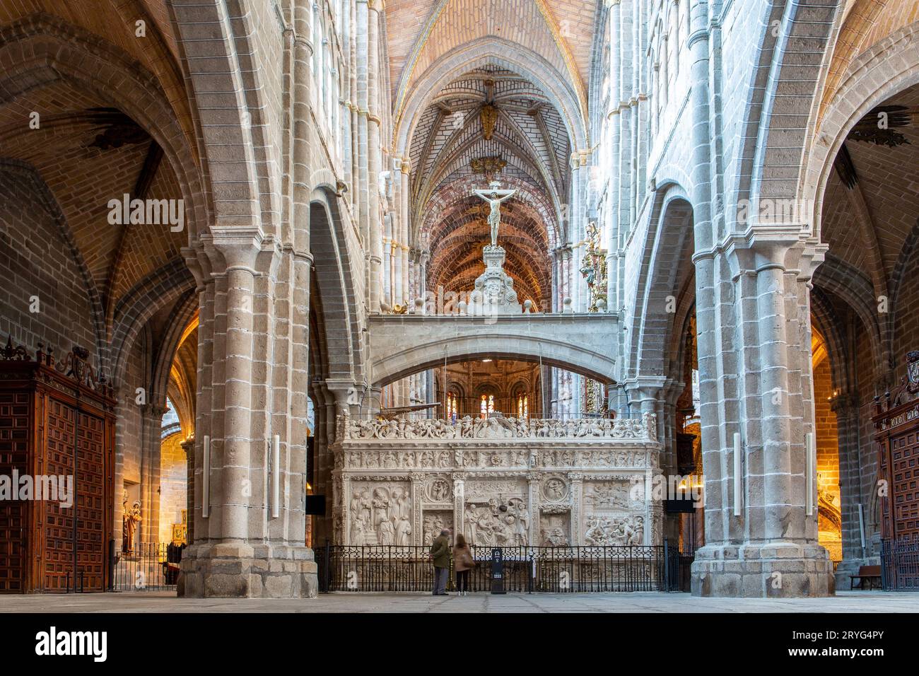 Avila, Espagne, 07.10.21. Cathédrale d'Avila nef principale avec le rétrochoeur plateresque décoré de scènes de reliefs de l'enfance de Jésus. Banque D'Images