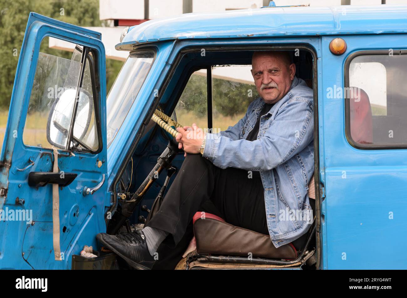 Survivant de Tchernobyl, ex-liquidateur attendant dans son van bleu à Prypiat, Ukraine Banque D'Images
