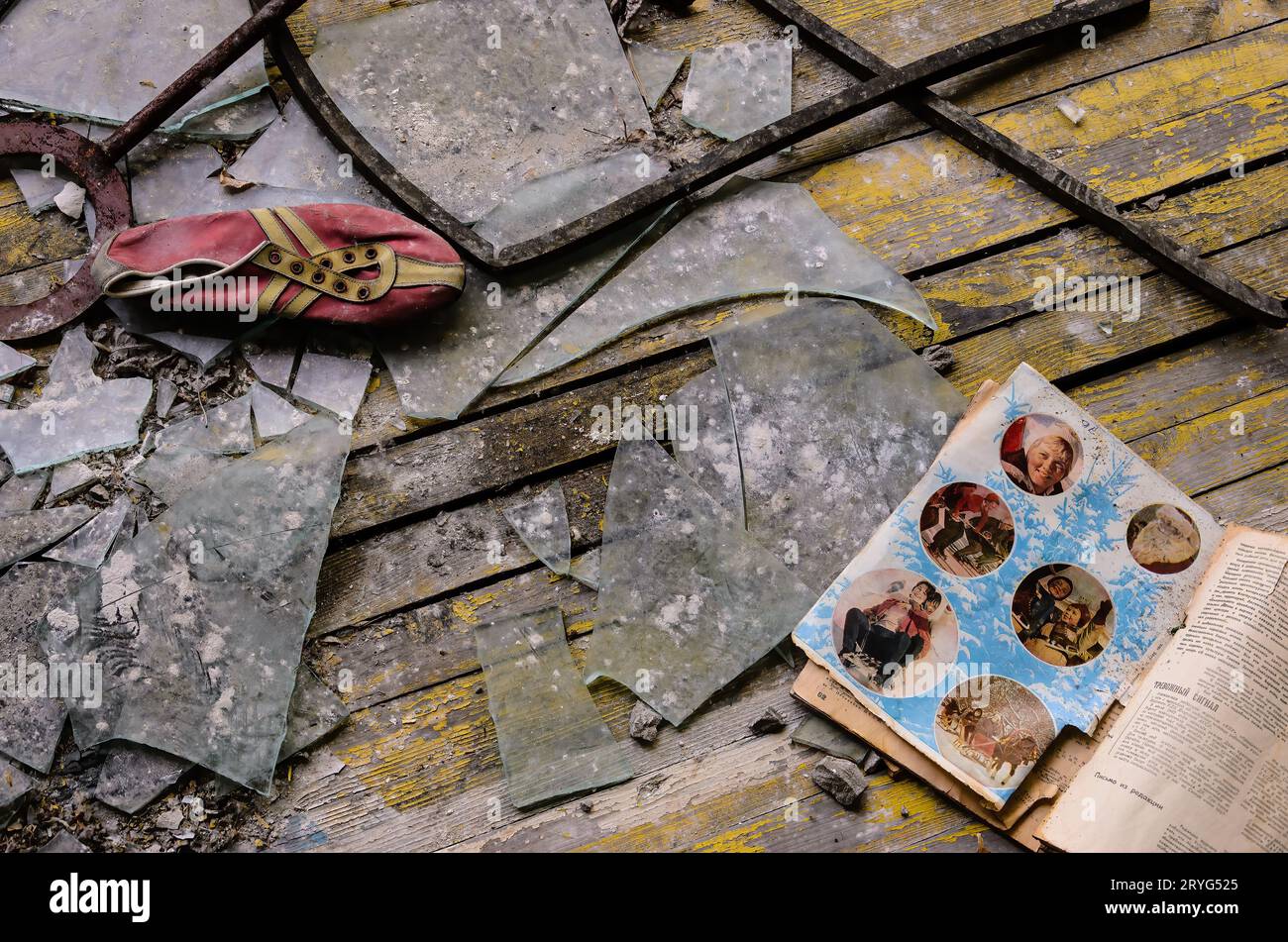 Chaussure rouge et livre illustré au gymnase Prypiat, zone d'exclusion de Tchernobyl Banque D'Images