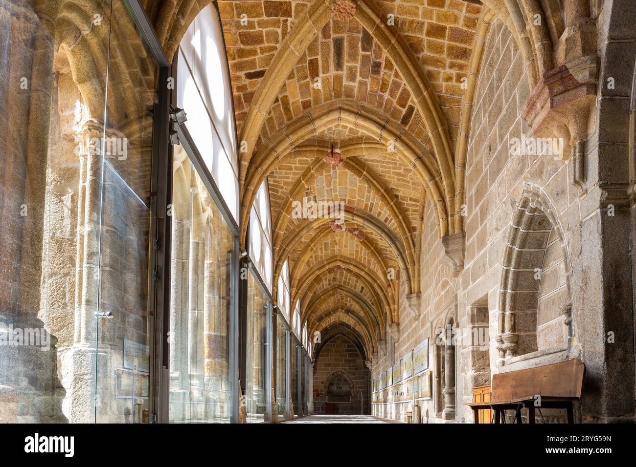 Avila, Espagne, 07.10.21. Cathédrale d'Avila cloître avec voûtes décoratives gothiques et colonnes, vue intérieure. Banque D'Images