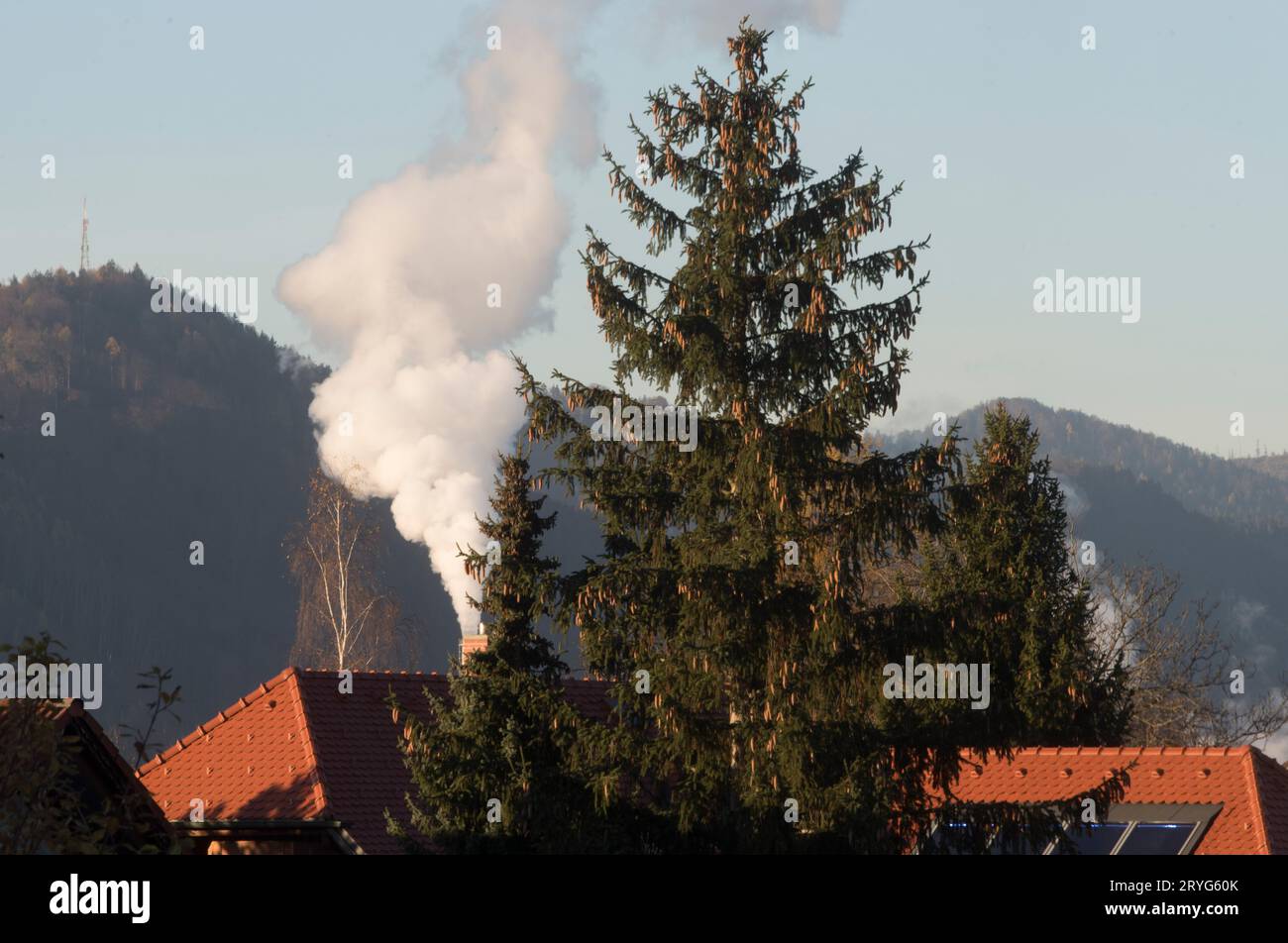 Pollution atmosphérique due aux incendies domestiques Banque D'Images