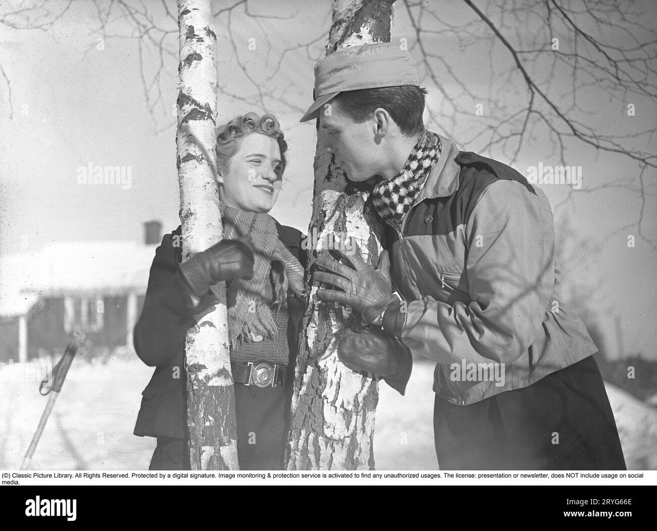 Hiver dans les années 1940 Un jeune couple profite de ses vacances d'hiver, et ils portent les vêtements de mode d'hiver typiques des années 1940 Suède février 1940. Photo Kristoffersson Ref 68-9 Banque D'Images