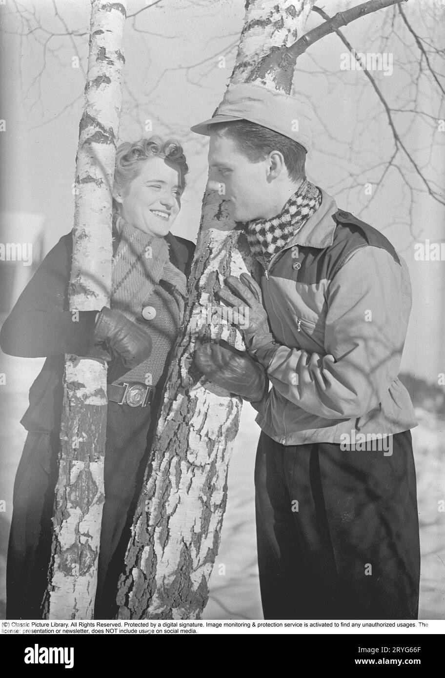 Hiver dans les années 1940 Un jeune couple profite de ses vacances d'hiver, et ils portent les vêtements de mode d'hiver typiques des années 1940 Suède février 1940. Photo Kristoffersson Ref 68-7 Banque D'Images
