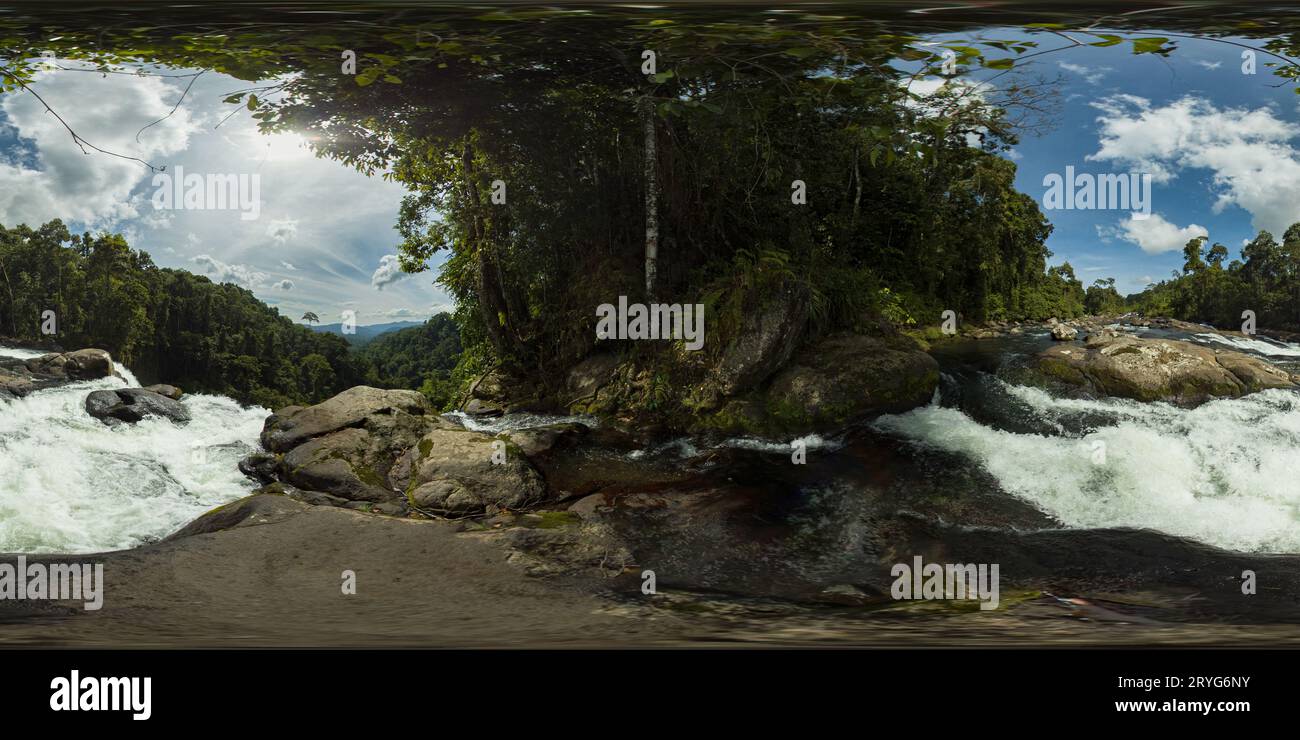 Limunsudan Falls avec un feuillage luxuriant. Cascade aux Philippines. Mindanao. VR 360. Banque D'Images