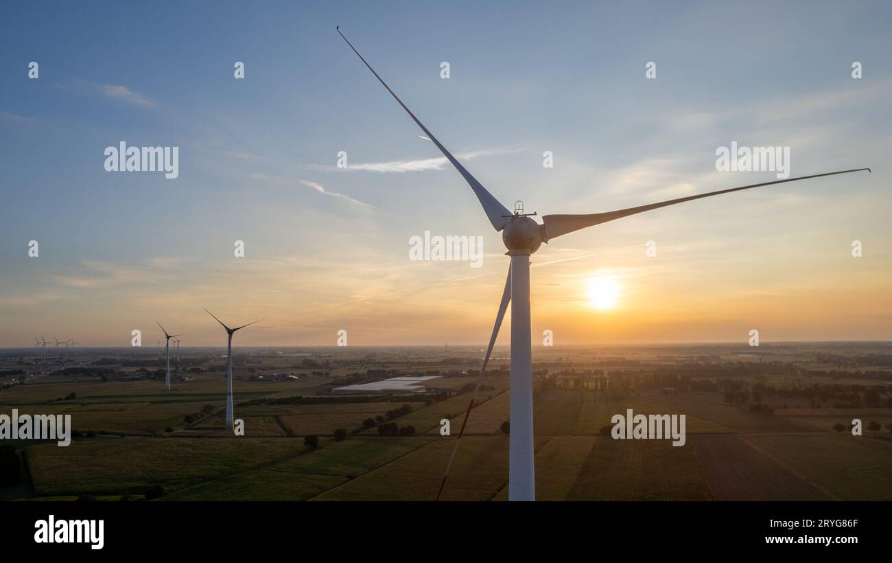 Éoliennes sur beau paysage agraire rural violet automne ensoleillé. Production d'énergie écologique verte. Vent fa Banque D'Images