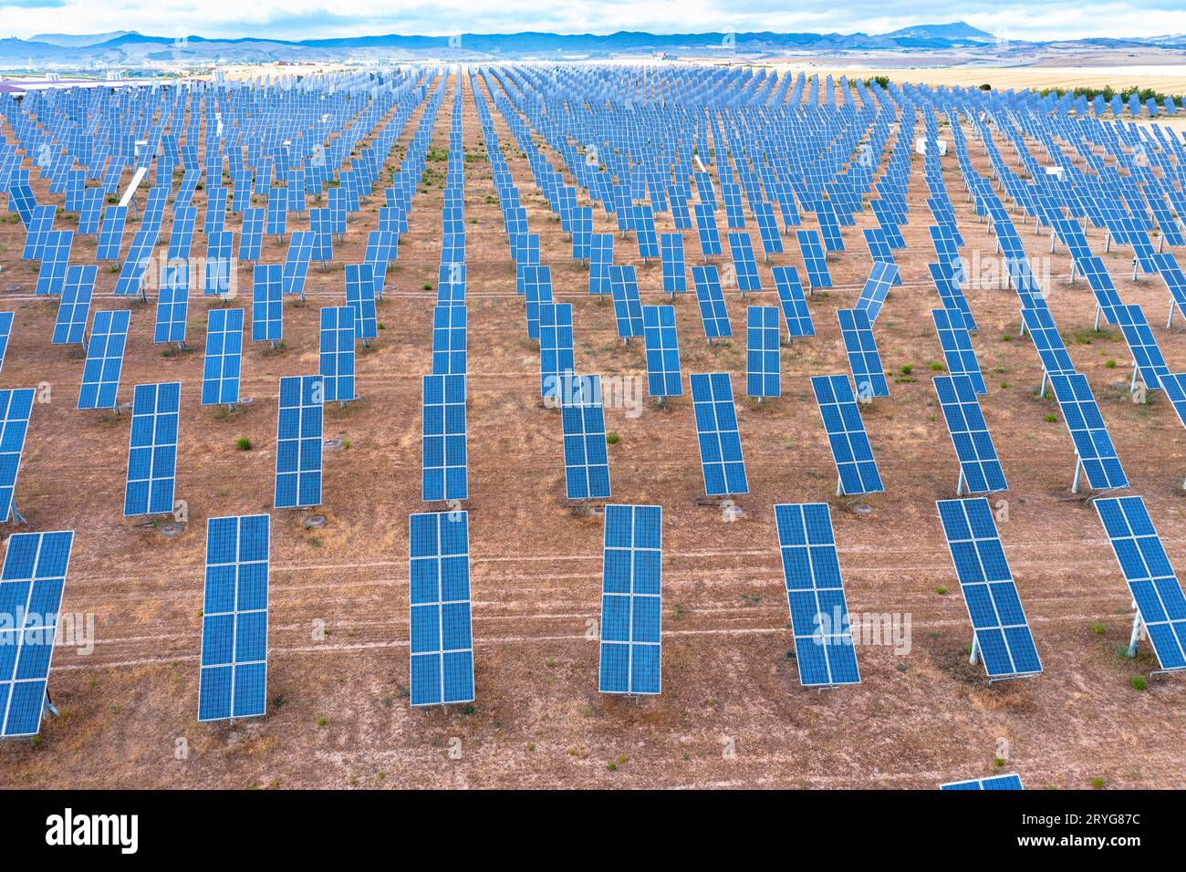 Vue aérienne d'une centrale solaire et de panneaux d'énergie solaire dans un champ rural. Navarre, Espagne. Europe. Concept d'environnement. Banque D'Images