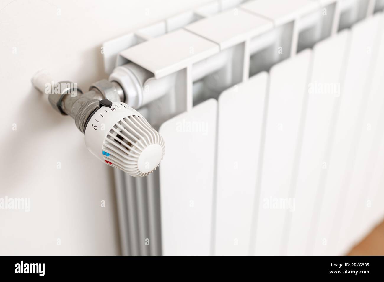 Thermostat du radiateur de chauffage indiquant une température froide. Concept de crise énergétique Banque D'Images